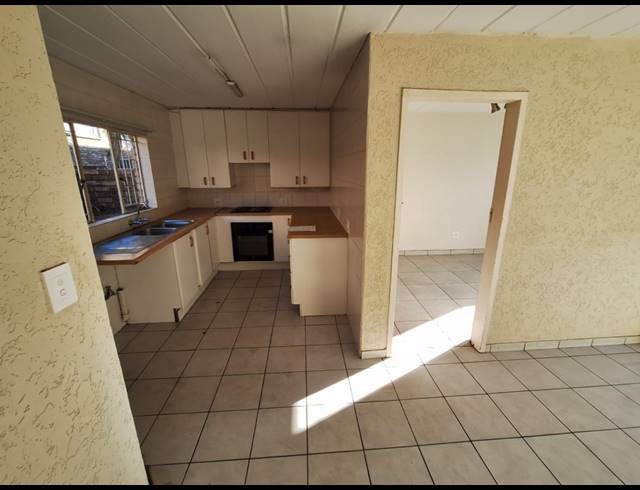 3 BEDROOM TOWNHOUSE FOR SALE IN VANDERBIJLPARK SE 3